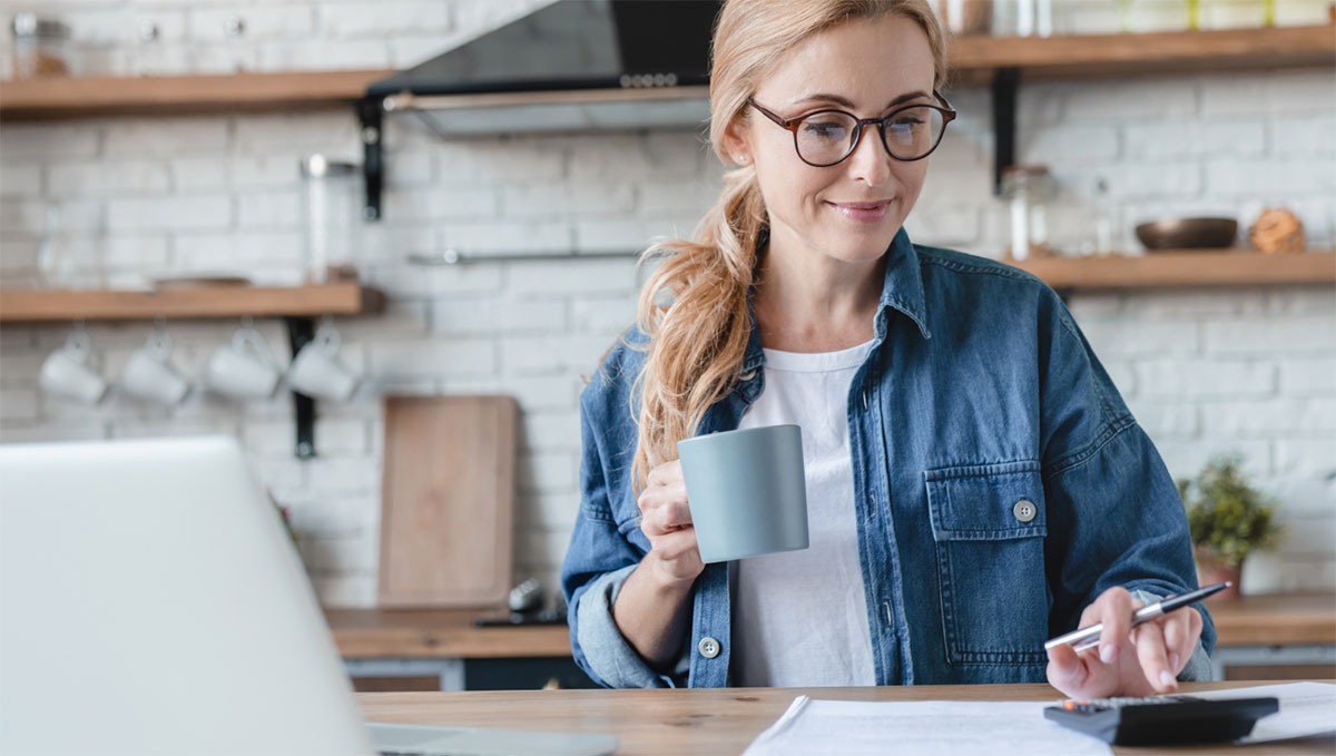 image showing a Mack Property employee explaining our Guaranteed Rent options